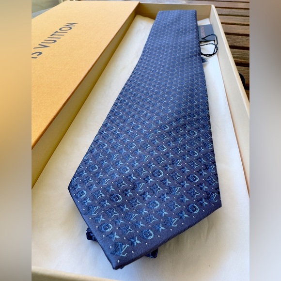 🔥LV HOLIDAY 25’🔥🆕💯LOUIS VUITTON LIMITED KNIGHT BLK 3D-MONOGRAM MOTIF TIE🔥 - Picture 1 of 17